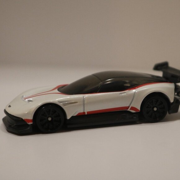 Hot Wheels Factory Fresh Aston Martin Vulcan CUSTOM keychain - Picture 5 of 7